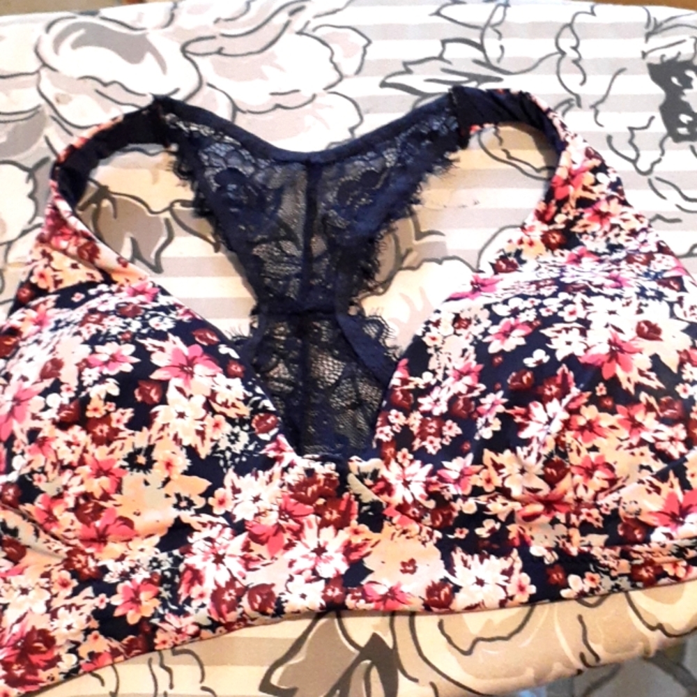 2 bras Nike sports bra, marices bralette
